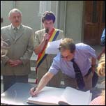 Deputatul Mihai Baciu semneaz n cartea de onoare a primriei