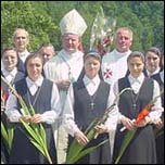 Grupul de surori n srbtoare, mpreun cu episcopul i preoii concelebrani