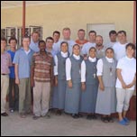 Oaspeii, preoii, misionarii, seminaritii, voluntarii i surorile de la misiunea din Maikona