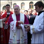 17 mai 2009: Suceava: Sfinirea statuii i a piaetei dedicate Sfntului Printe papa Ioan Paul al II-lea