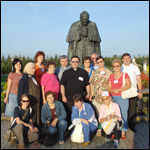 Ludzmierz - n faa monumentului papei Ioan Paul al II-lea