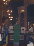 Capelanul roman, pr. Robert Matau citind evanghelia in romaneste la liturghia internationala, Westminster, Londra 12.11.2006